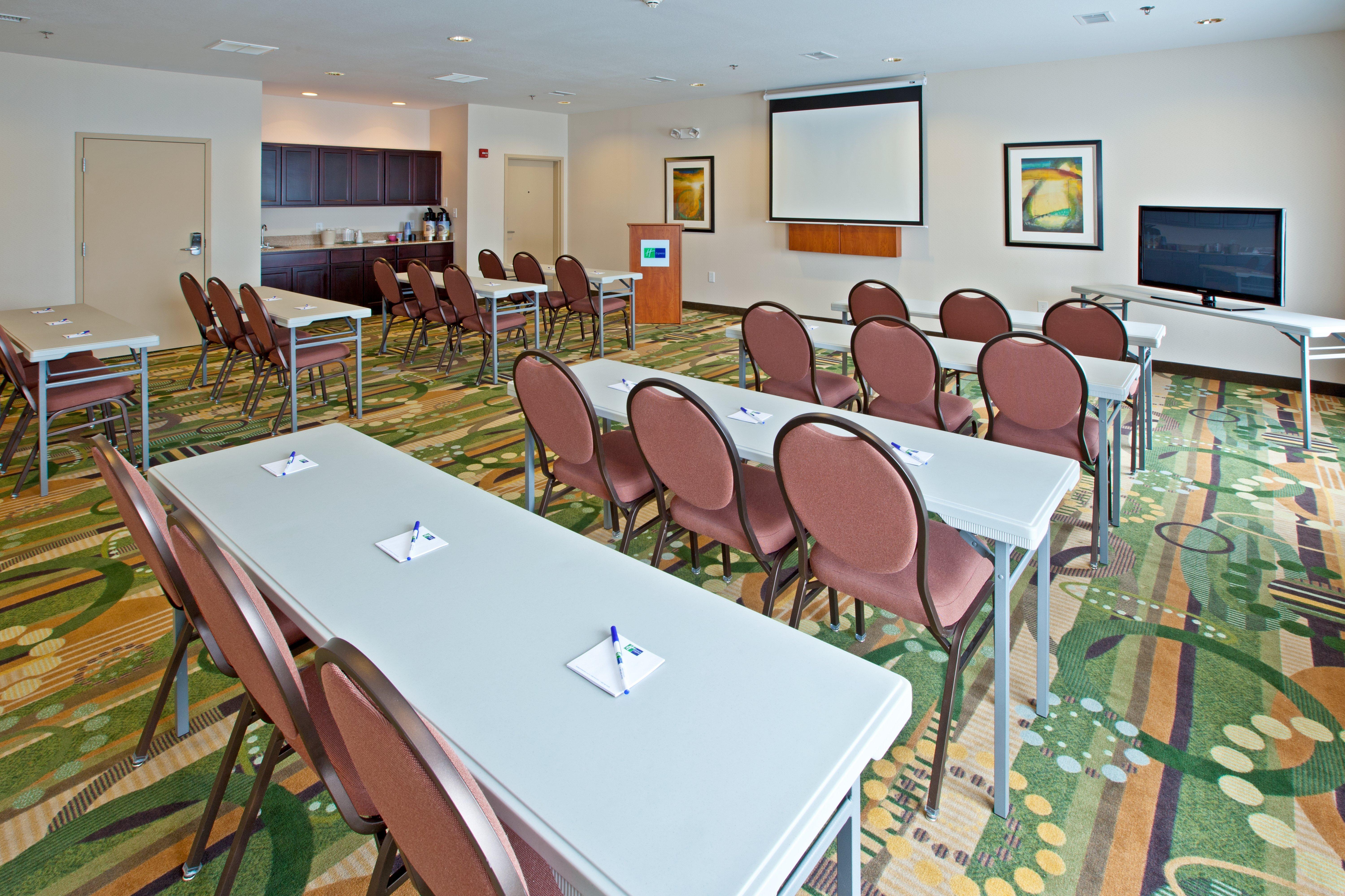 Holiday Inn Express Hotel & Suites Shelbyville By Ihg Exterior photo
